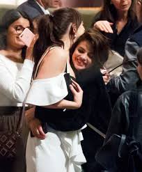 Bis dahin hast du aber noch etwas zeit. Selena Gomez Uberrascht Dakota Johnson Zu Ihrem Geburtstag Und Die Fotos Sind So Suss