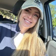 Margo Elliott's Instagram, Twitter & Facebook