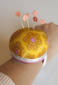 Diy Un Porte Epingles A Porter Au Poignet Petit Citron Porte Epingles Coussins Sans Couture Les Bases De La Couture