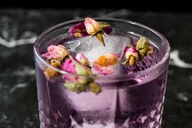 Garnera med citronzest och svartpeppar eller avnjut de rena smakerna utan garnering. 1 993 Gin Tonic Foton Gratis Och Royaltyfria Stockfoton Fran Dreamstime
