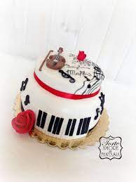 A Torta Decorata Musicale E Stata Creata In Pasta Di Zucchero Con Il Violino Le Note Musicali E La Chiave Di Violino E La Tastiera Di U Cake Torte Cake Torte