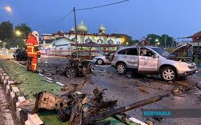 Hasil siasatan awal, katanya lokasi dua unit kediaman yang diserbu adalah tempat untuk urusan khidmat pelanggan bagi memudahkan proses pembayaran pertaruhan pasaran perjudian di china. Bernama Unit Bom Bukit Aman Dipanggil Siasat Insiden Letupan Di Kampung Sireh