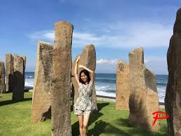 Stonehenge terletak di negara inggris, tepatnya 13 kilometer barat laut salisbury. Standing Stone Gianyar Bali Pithetv