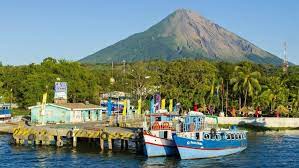 Der nicaraguasee (spanisch lago de nicaragua), auch cocibolca, ist der größte binnensee in mittelamerika und liegt im südwesten von nicaragua nahe der staatsgrenze zu costa rica. Die Insel Ometepe Am Nicaraguasee Durch Naturschutzgebiet Und Nebelwald Hinauf Zum Vulkan Archiv