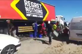 The commotion was only because of a petty thief and not any looting says trusted sources. Watch Another Sab Truck Looted This Time Between Stellenbosch And Cape Town The Citizen