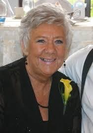 Amanda Stencel's Instagram, Twitter & Facebook