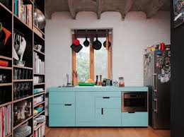 Une Cuisine Coloree Dans Ce Mini Appartement De 516 Pieds Carres La Mini Maison Blue Kitchen Cabinets Freestanding Kitchen Tiny House Kitchen
