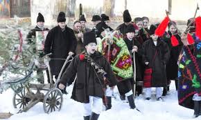 A devenit o frumoasă tradiție de a întîlni anul nou în piaţa marii adunări naţionale a capitalei, unde se organizează evenimente culturale variate, care cuprind concerte cu colinde. Reporteris TradiÈ›ii È™i Obiceiuri De Anul Nou La Romani Video