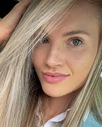 Do blondes really have more fun?? 🤷🏽‍♂️😍 I was able to create this  effortless blonde color in no time at all, using #lorealpro Metal Detox as  a a pre treatment, paired with