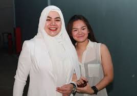 Kolom komentar instagram sarita abdul mukti banyak yang menuai pro dan kontra. Pemukulan Goyahkan Tekad Sarita Abdul Mukti Jaga Suami Dari Jennifer Dunn Okezone Celebrity