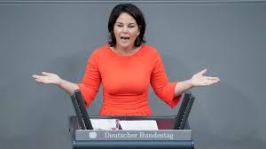 Annalena charlotte alma baerbock is a german politician. Buch Der Grunen Chefin Plagiatsjager Erhebt Weitere Vorwurfe Gegen Baerbock