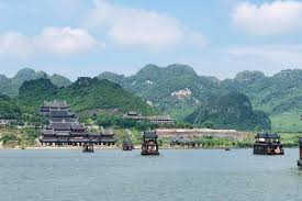 Quần thể chùa tam chúc có diện tích gần 5.100 ha, với gần 1.000 ha hồ nước, 3.000 ha núi đá, rừng tự nhiên…, cùng nhiều thung lũng, 3 mặt bao bọc bởi dãy núi thất tinh hình tay ngai, trước là hồ tam chúc với 6 quả núi. Kinh Nghiá»‡m Du Lá»‹ch Chua Tam Chuc Tá»« A Z Má»›i Nháº¥t