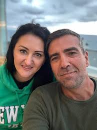 Jo Black, is dit jy? Sanger laat baard weer waai