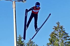 Skispringen ist eine olympische wintersportart, bei der die sportler auf ski den anlauf einer skisprungschanze hinabfahren, an einer rampe (schanzentisch) abspringen und versuchen, möglichst weit zu fliegen. Skispringen Noch Einmal Ein Hohenflug Rems Murr Kreis Stuttgarter Nachrichten