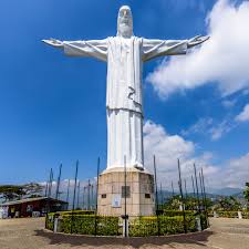 El cristo corona el cerro cristales, donde se erige la estatua de 26 metros, y la vista panorámica de la ciudad que se tiene desde allí. Cristo Rey Cali Destimap Destinations On Map