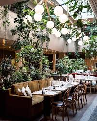 Ense Comme Un Jardin D Hiver Le Magnifique Restaurant Alcazar Seduit Par Son Aura Branchee En Design Interieur Restaurant Jardin D Hiver Banquette Restaurant