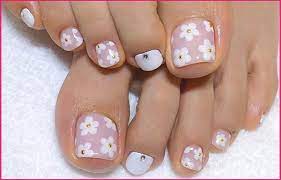 Por ejemplo, algunas de las tendencias en alza, son la de diseñar un animalito o formar pequeños rectángulos en el dedo gordo del pie. Pintados De Unas Para Pies Flores Nail Art