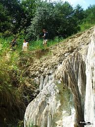 Rezervația muntele de sare de la praid (sóhát, parajd… salzberg) este un loc interesant prin prezența la suprafață a zonei superioare a unui uriaș depozit de sare… astfel că se formează izvoare cu ape sărate, lapiezuri de sare, doline în sare, pseudocarst în sare, un relief al contactului sării cu apele, solul, lumina… Muntele De Sare De La Praid Ca Sarea In Bucate Drum Liber Vezi Romania Cu AlÈi Ochi