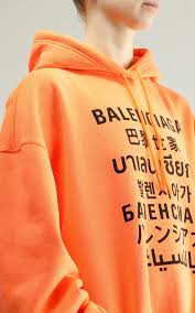Enter demna gvasalia's postmodern world, with balenciaga hoodies riffing off the past and the present. Hoodie Mit Logo Print In Orange Size S
