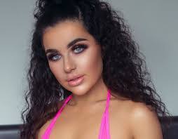 Lizzie Pope's Instagram, Twitter & Facebook