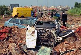 Avvenuto il 23 maggio del 1992, sull'autostrada a29, nei pressi dello svincolo di capaci, nel territorio comunale di isola delle femmine, a pochi chilometri da palermo, nell'attentato persero la vita. La Strage Di Capaci
