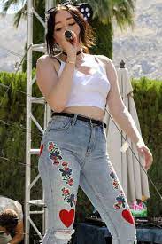 Noah lindsey cyrus (born january 8, 2000) is an american actress and singer. Noah Cyrus Height Weight Age Boyfriend Family Facts Biography