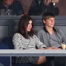 Недавно супруги без лишней шумихи оформили развод. Arshavin Dobilsya Vyseleniya Stradayushej Ot Tyazheloj Bolezni Byvshej Zheny Dacha Dom Lenta Ru