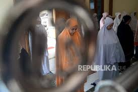 Doa iftitah adalah doa yang dibaca ketika sholat, satu kali setelah takbiratul ihram dan sebelum ta'awudz membaca surat al adapun hukum membaca doa iftitah dalam sholat adalah sunnah. Bacaan Doa Iftitah Allahumma Ba Id Republika Online