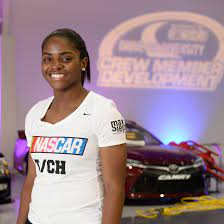Tire changer brehanna daniels is one of the only women who pit for nascar. Meet Nascar S First Black Woman Pit Crew Member Teen Vogue