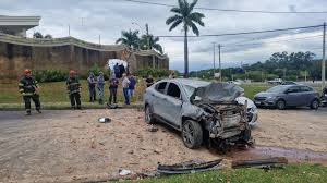 Mãe passa mal ao volante, atravessa muro de condomínio e fica ferida com os dois filhos em Rio Preto