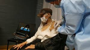 En una reunión realizada entre el ministerio de salud y la alcaldía de bogotá se acordó que la vacunación se duplicará entre los meses de mayo y junio. Puntos De Vacunacion En Bogota Para Puente Festivo Cuales Son Y Como Recibir La Vacuna As Colombia
