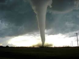 Leggyakrabban a középső szélességi fokokon fekvő földrészeken (20 ° és 60 ° é és d között), ahol gyakran olyan zivatarokkal társulnak, amelyek olyan régiókban alakulnak ki, ahol a hideg sarki levegő találkozik a meleg trópusi levegővel. Tornado Jellemzoi Okai Tipusai Es Kovetkezmenyei Kornyezet Thpanorama Tedd Magad Jobban Ma