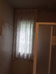 Sul mercato troverai tanti modelli per arredare con stile la zona. Tende Per Finestre Del Bagno I Modelli Piu Pratici E Belli Gani