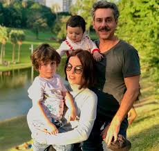 He is an actor, known for império (2014), escrito nas estrelas (2010) and a regra do jogo (2015). Alexandre Nero Posa Com A Esposa Karen Brusttolin No Aniversario Do Filho Confira Estrelando