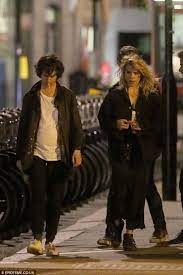 A friend of the dr who star gave an update on the new mum to the daily mail : Johnny Lloyd And Billie Piper Dating Gossip News Photos