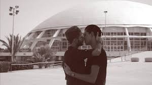 بالصور: قبلات المثليين لكسر المحظورات في تونس
