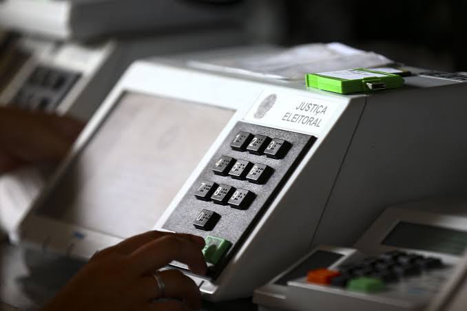 É crime eleitoral tirar foto da urna? Veja o que pode e o que não pode fazer ao votar | CNN Brasil