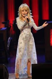 Dolly rebecca parton was born on january 19, 1946 in pittman center, tennessee to avie lee parton, a housewife & robert lee parton, a tobacco farmer.at 12, she was appearing on knoxville tv and at 13, she was already recording on a small label and appearing at the grand ole opry. Dolly Parton On Why She Husband Decided Not To Have Children Glamour Uk
