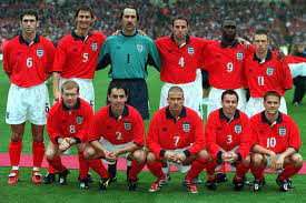 History Repeated Kevin Keegan Trudges Off As England Leave The Old Wembley With World Cup Qualifier Defeat England Football Team England Players Wembley