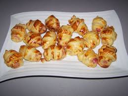 Mini Croissant Aux Saucisses Et Gruyere Pour L Apero Tout Simple Mais Rapide Lorsque Des Invites Arrivent A L I Recette Idee Recette Recette Aperitif
