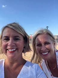 Couple things : First, that hair. 😂 Second, we look so serious.