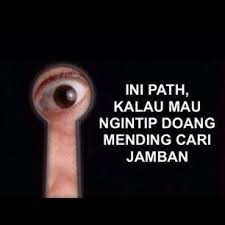 Aku mengintip dari kamarku yang di lantai dua yang kebetulan menghadap ke jalan dan ke pagar rumahku. Kalau Mau Ngintip Doang Mending Cari Jamban Lucu Lelucon Meme