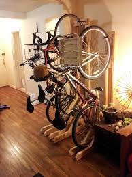 Un Rangement Velo Nous Allons Vous Aider 75 Idees Archzine Fr Range Velo Porte Velo Attelage Velo