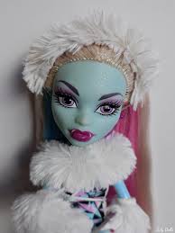 Abbey Bominable Basic 2011 and Abbey Creeproduction 2024 in the gorgeous  2011 School Clubs Fashion Pack 😍 Abbey is like a winter queen to me. She's  in my top 3 favorite characters,