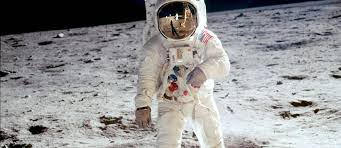 Le 20 juillet 1969, l'astronaute américain neil armstrong devenait le premier homme à marcher sur la lune. Elles Ont Marche Sur La Lune Ou Presque Le Point Montres