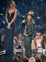She is a really talented singer the taylor swift height weight biography also wants to inform you about her favorite things. 31 Times Bruno Mars Was The Shortest Person In The Room