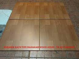 Lantai motif kayu memang tidak terbuat dari kayu, tapi dilihat dari material pembuatannya, lantai motif kayu tampaknya jauh lebih menarik dan mudah dirawat. Jual Keramik Lantai Motif Kayu 40x40 Di Lapak Nella Store Bukalapak
