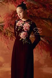 Áo dài nhung the đỏ rượu thêu hoa hồng
