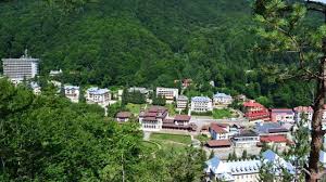 Complexul balnear racovita este situat la doar 18 km distanta de sanatoriul salin targu ocna, dezvoltat la o adancime de 130 km, in. Palmaresul CÄƒlÄƒtoriilor In StaÈ›iunea SlÄƒnic Moldova