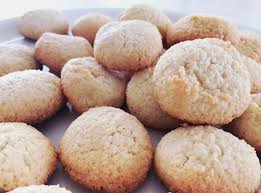Les Macarons De Saint Jean De Luz Sont Des Biscuits A Base De Blancs D Oeufs Sucre Et Poudre D Amandes Ce Macaron Est En 2020 Recette Facile Macaron Recette Macaron